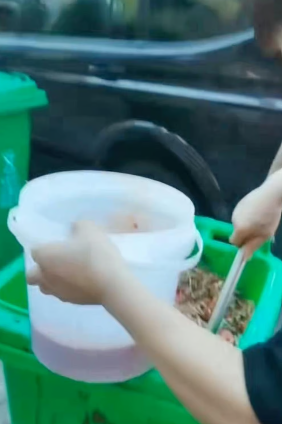 Phát hiện nhân viên quán lẩu múc dầu ăn từ thùng rác, chủ quán khẳng định để bán chứ không dùng nấu ăn - Ảnh 1