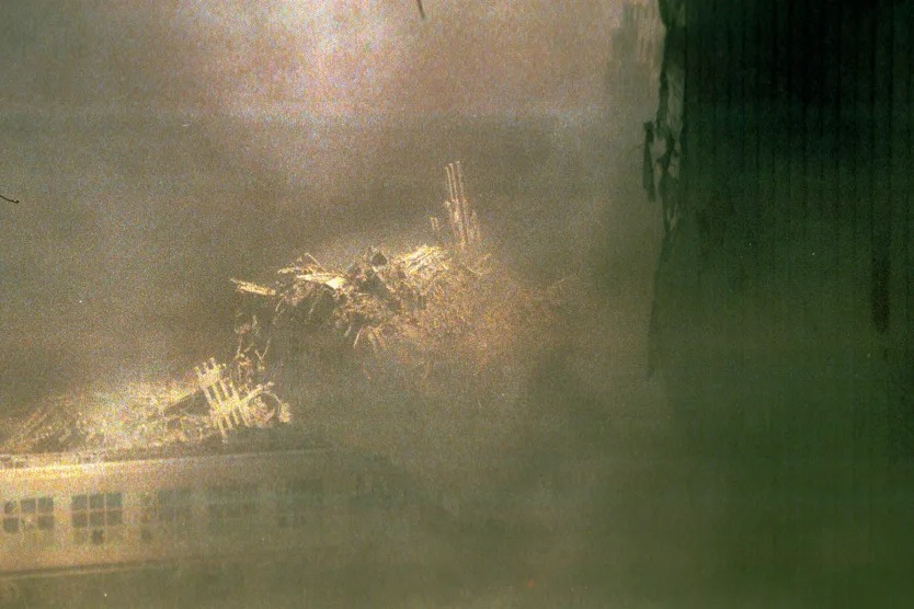 Những hình ảnh chưa từng được công bố về thảm kịch khủng bố 11-9 ở Mỹ - Ảnh 2