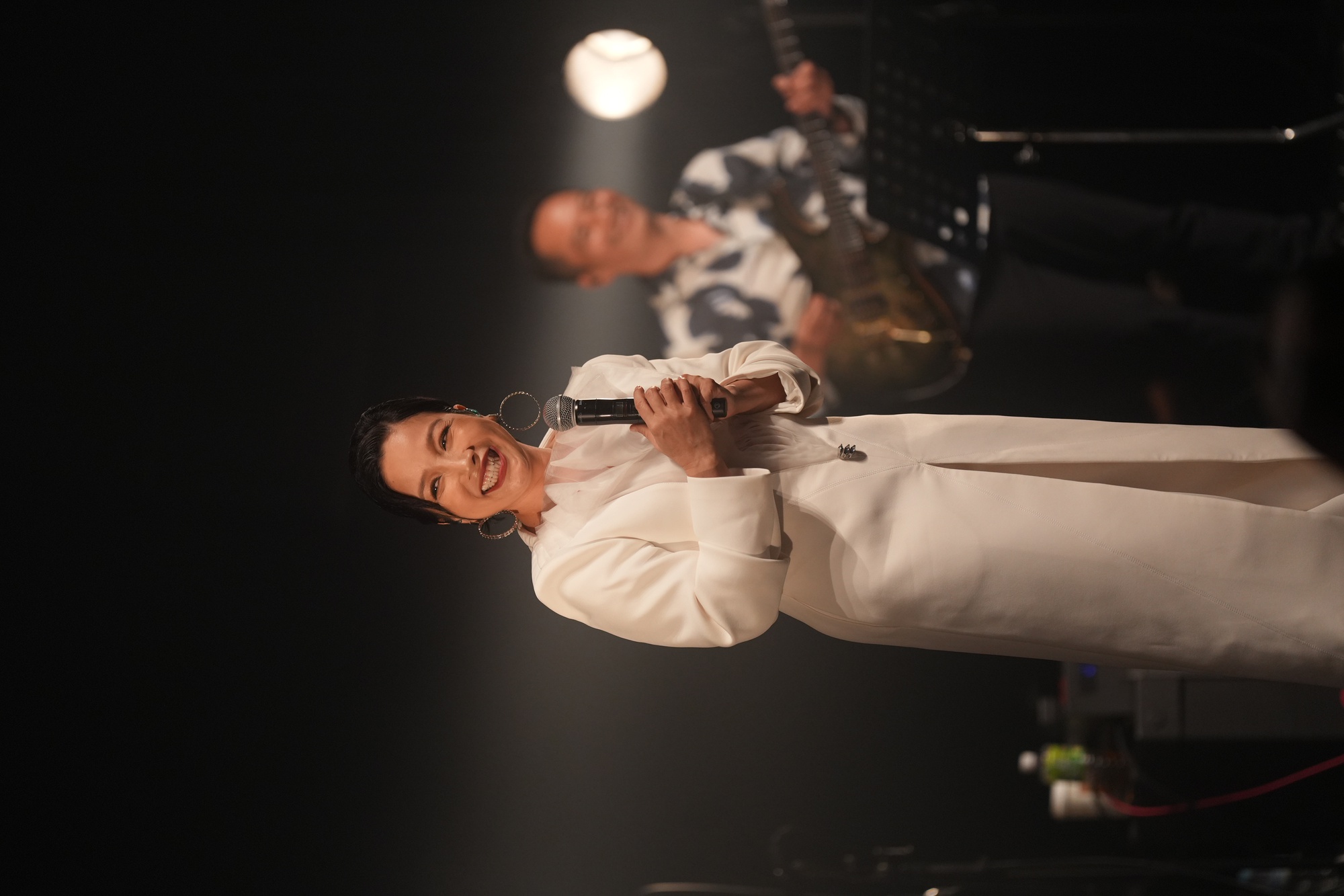 Cả gia đình đồng hành với diva Mỹ Linh trong tour lưu diễn châu Á đầu tiên - Ảnh 1