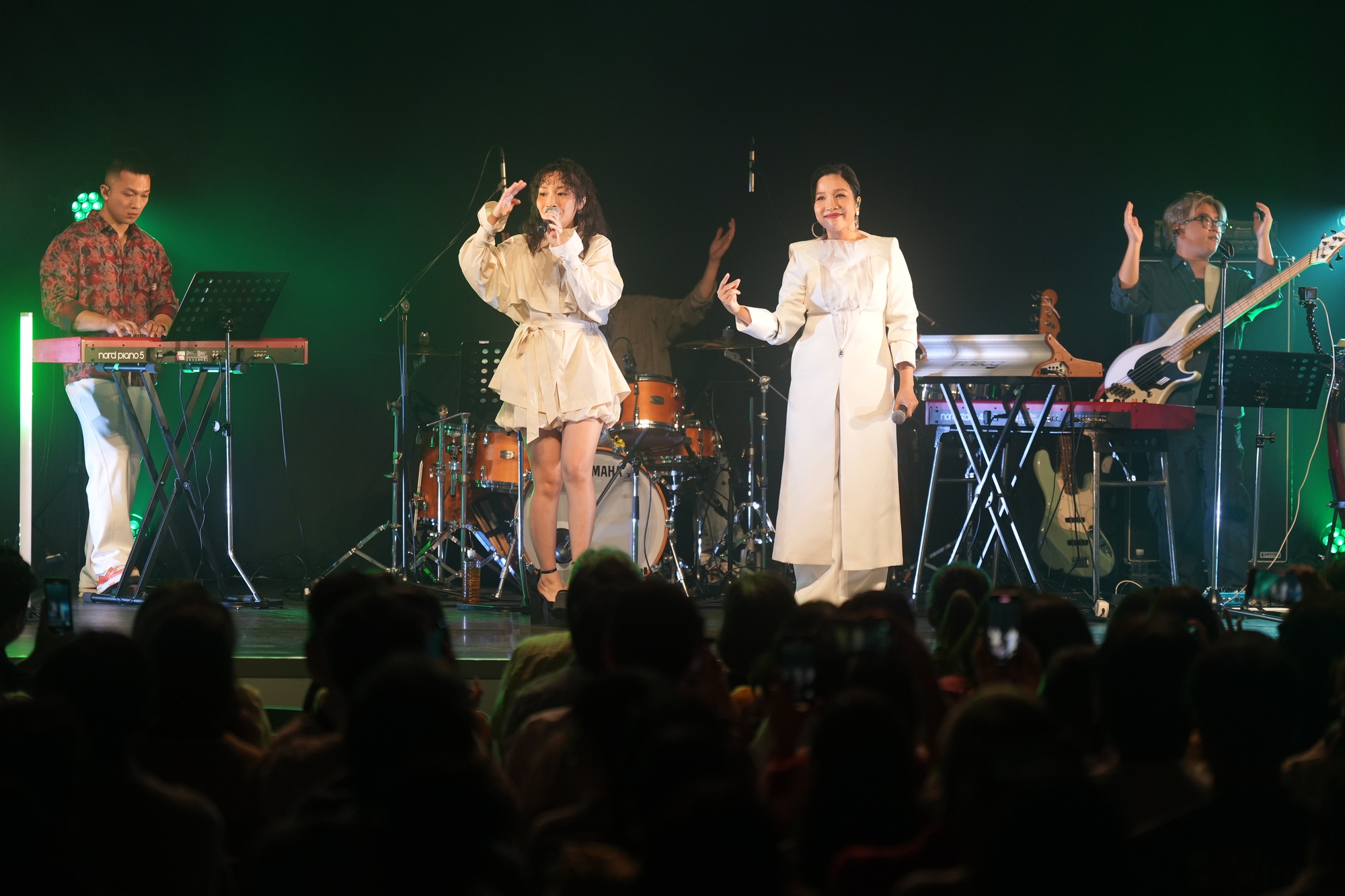 Cả gia đình đồng hành với diva Mỹ Linh trong tour lưu diễn châu Á đầu tiên - Ảnh 3