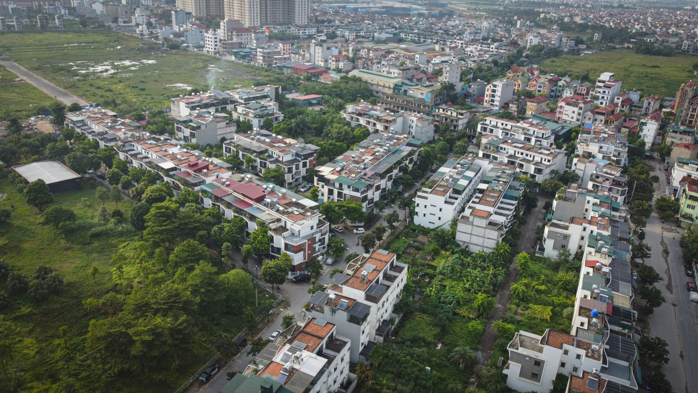 Khu biệt thự, nhà liền kề bị cơi nới, 'đội' tôn như khu tập thể cũ ở Hà Nội - Ảnh 1
