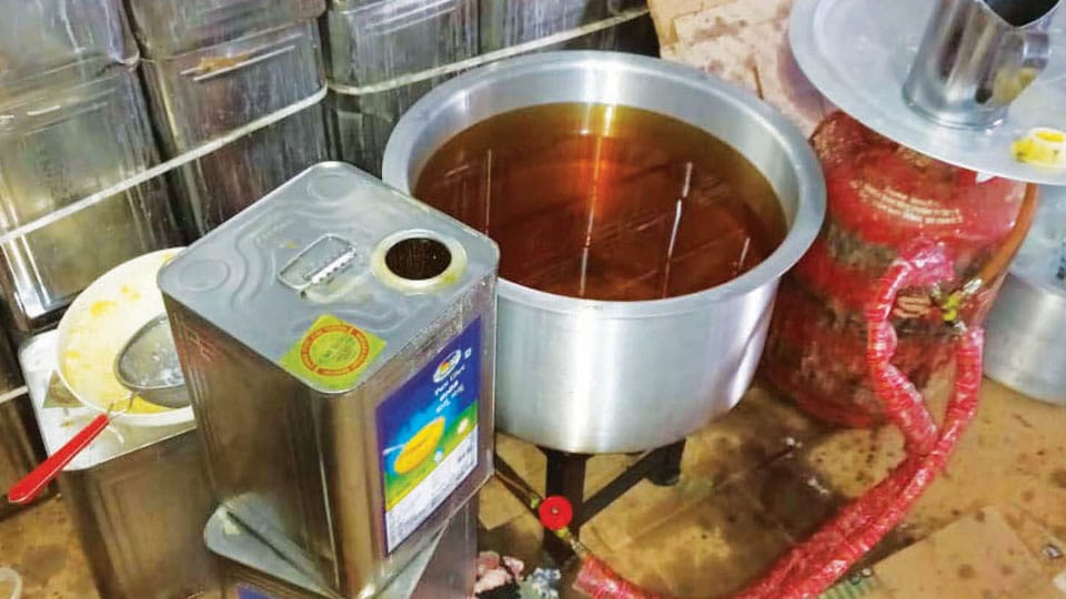 Nhận tin mật rồi đột kích xưởng sản xuất quy mô lớn: Công an triệt phá đường dây sản xuất bơ giả, tịch thu hơn 20 tấn sản phẩm kém chất lượng - Ảnh 1