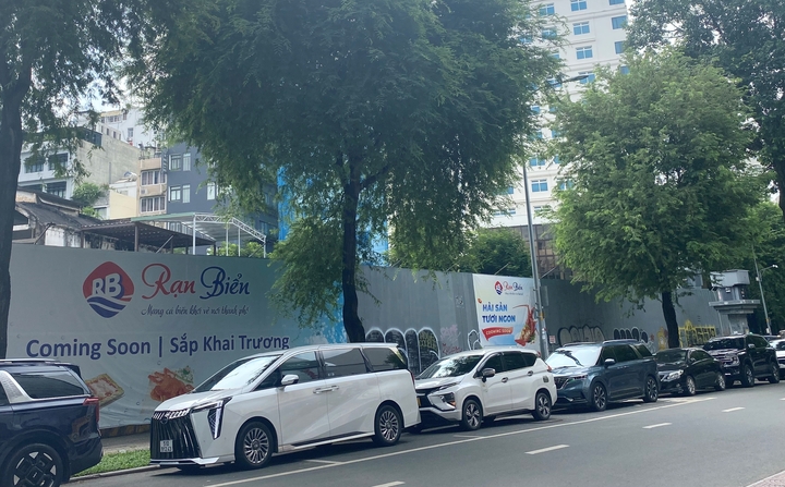 Kinh tế khó khăn, ngành F&B vẫn chiếm lĩnh mặt bằng đắc địa ở TP.HCM - Ảnh 1