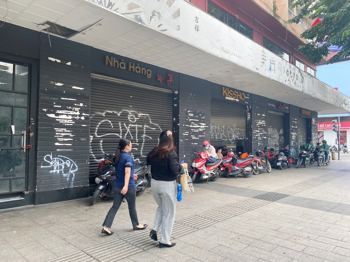 Kinh tế khó khăn, ngành F&B vẫn chiếm lĩnh mặt bằng đắc địa ở TP.HCM - Ảnh 4