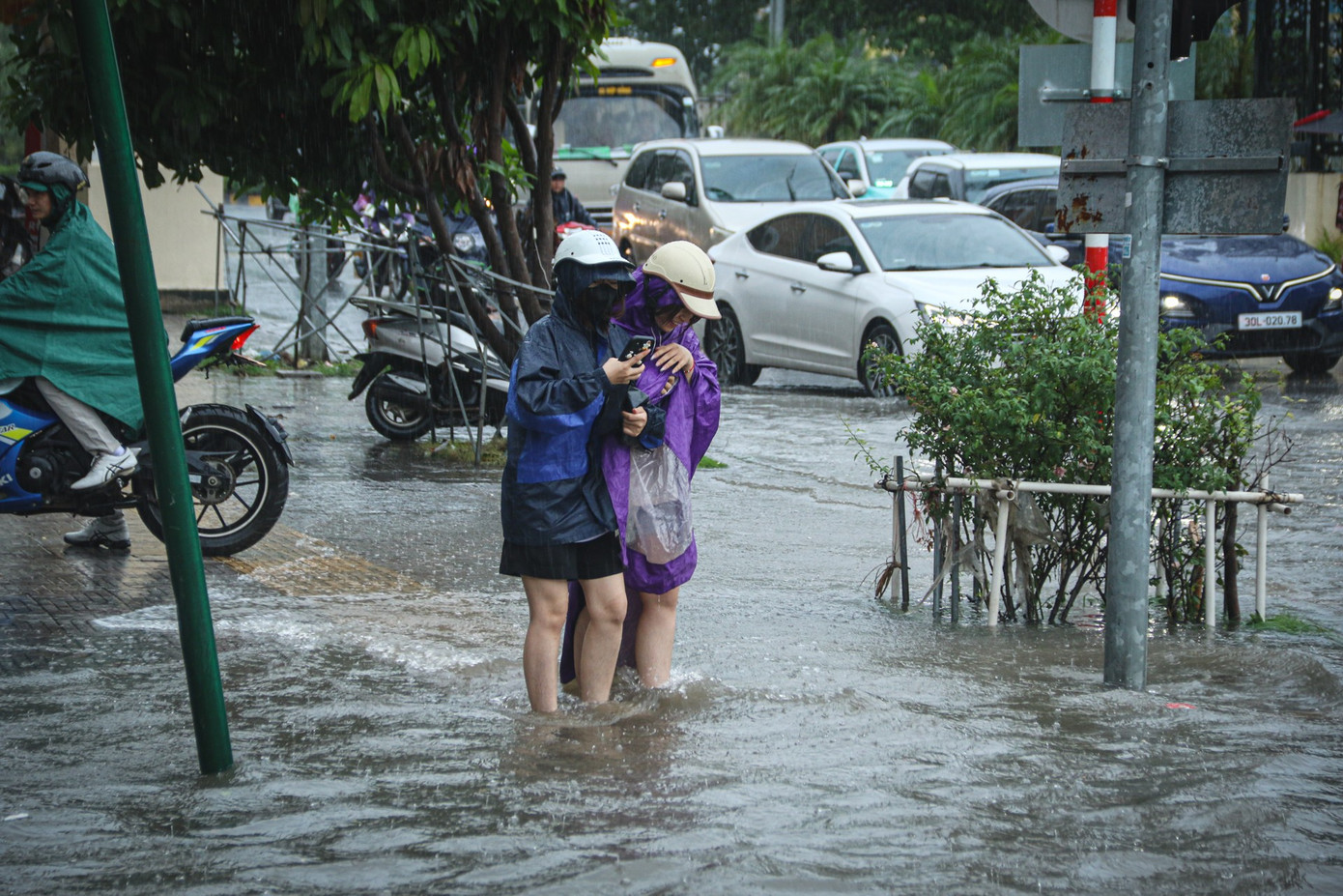 Mệt mỏi vì bơm xong lại ngập trong biệt thự chục tỉ ở Hà Nội - Ảnh 7