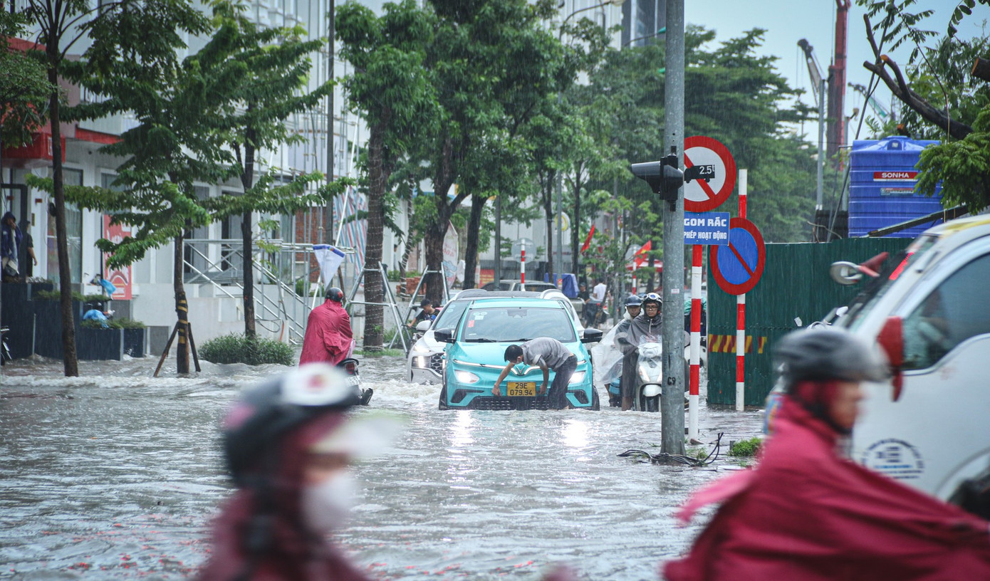 Mệt mỏi vì bơm xong lại ngập trong biệt thự chục tỉ ở Hà Nội - Ảnh 6