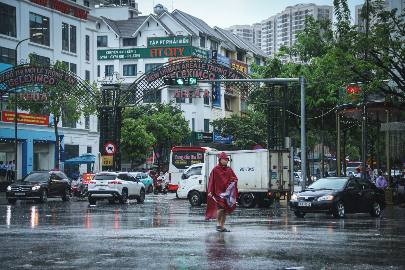 Mệt mỏi vì bơm xong lại ngập trong biệt thự chục tỉ ở Hà Nội - Ảnh 5