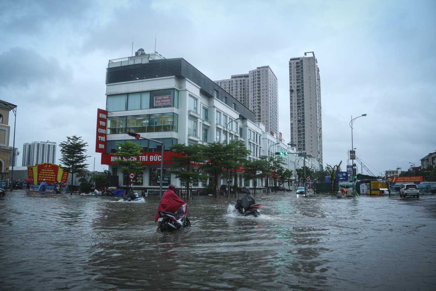Mệt mỏi vì bơm xong lại ngập trong biệt thự chục tỉ ở Hà Nội - Ảnh 1