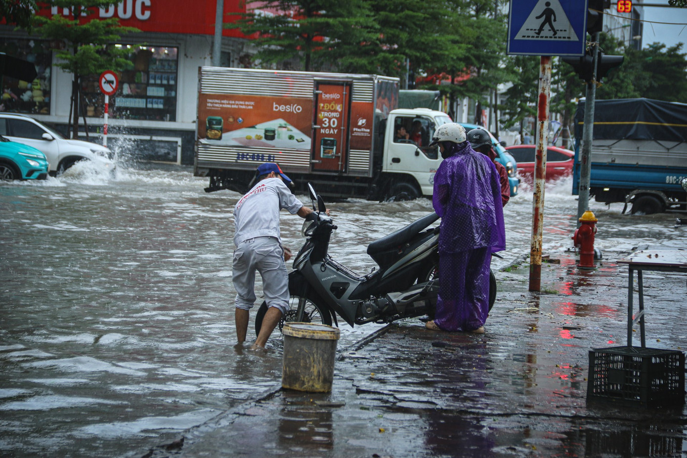 Mệt mỏi vì bơm xong lại ngập trong biệt thự chục tỉ ở Hà Nội - Ảnh 4