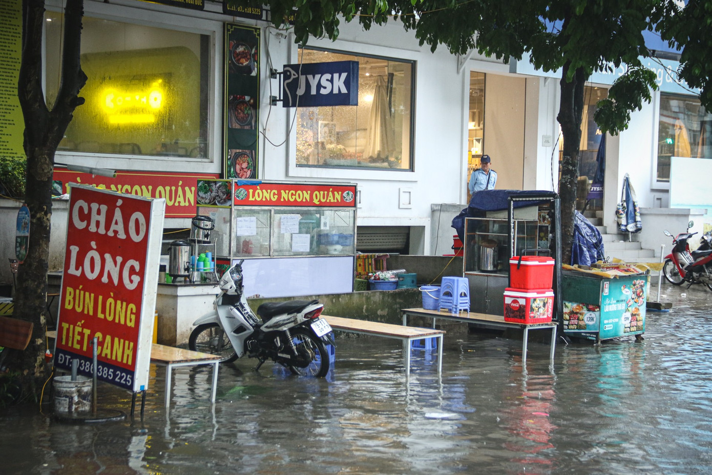 Mệt mỏi vì bơm xong lại ngập trong biệt thự chục tỉ ở Hà Nội - Ảnh 9
