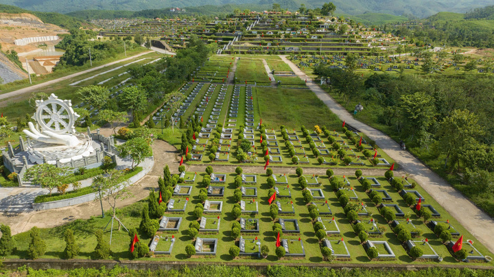 Đổ xô đi mua đất cho 'người âm' để làm...quà tặng - Ảnh 1