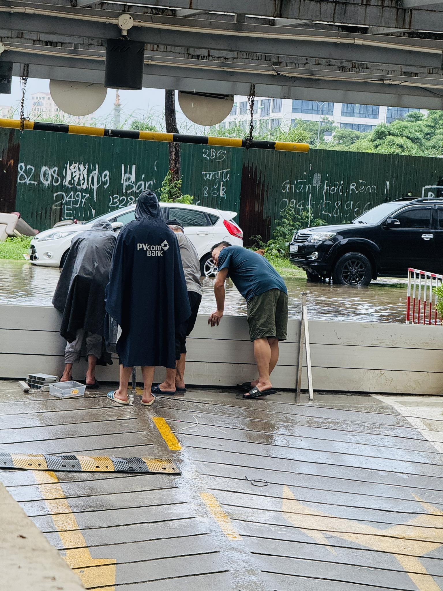 Mưa lớn kéo dài, hàng loạt khu nhà giàu ở Hà Nội lại biến thành "làng chài" - Ảnh 4