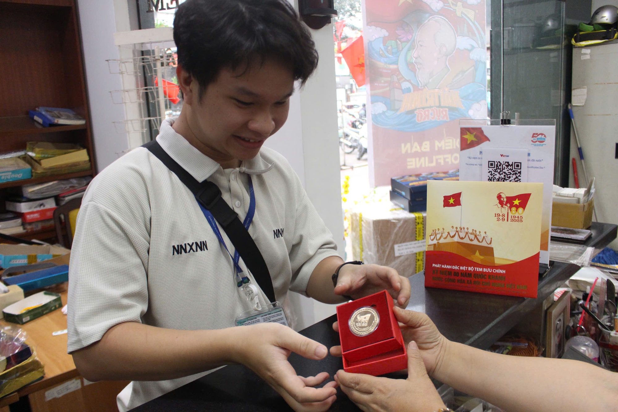 Đồng xu A80 "Tự hào Việt Nam" cháy hàng, nhiều người tiếc nuối vì không mua được - Ảnh 1