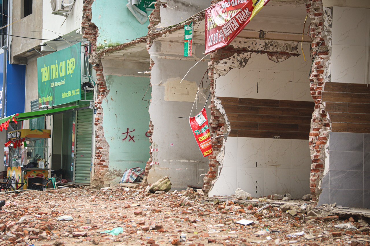 Hàng loạt nhà 'siêu mỏng, siêu méo' trên đường Nguyễn Tuân mở rộng sẽ được xử lý như thế nào? - Ảnh 10