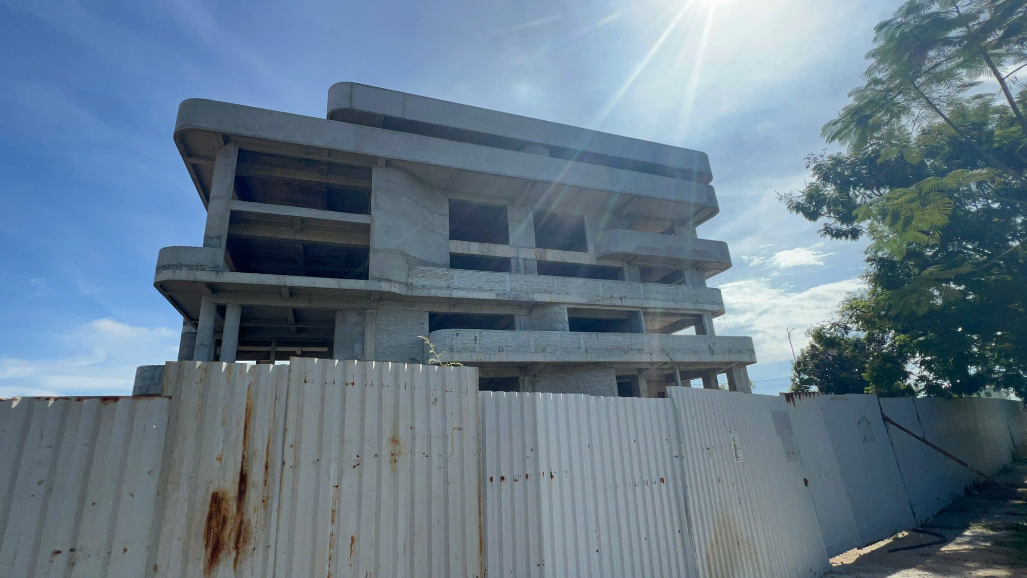 Hình ảnh dự án toà nhà CNTT Huế sau khi nhà thầu ở Hà Nội “tháo chạy” - Ảnh 1