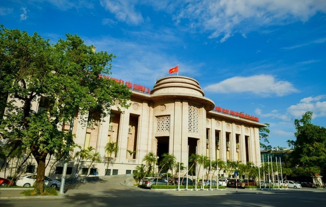 NHNN hút ròng trên thị trường mở, lãi suất liên ngân hàng giảm ở tất cả các kỳ hạn dưới 1 tháng - Ảnh 1