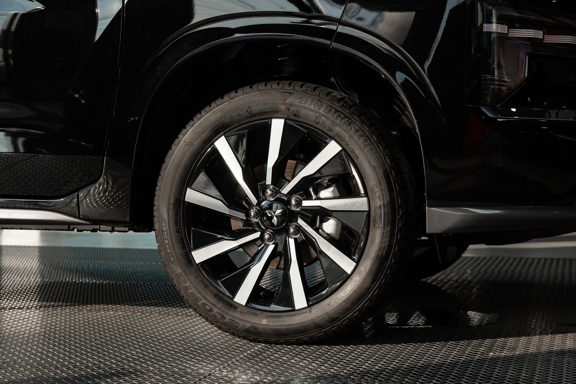 Soi kỹ từng khác biệt của Mitsubishi Xpander 2025 vừa ra mắt: Giá cao nhất 699 triệu, đã có 6 túi khí, màn hình điện tử - Ảnh 9