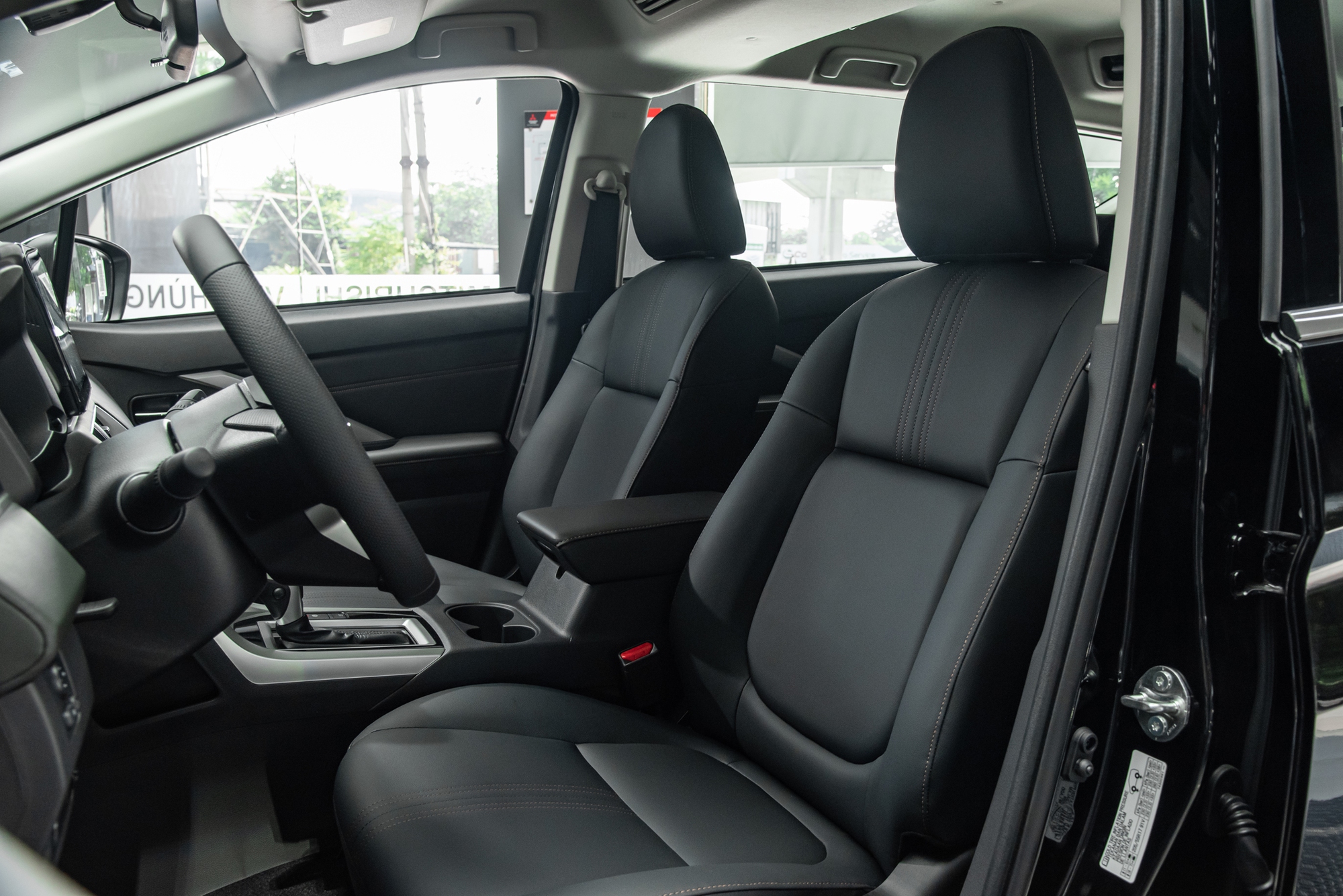 Soi kỹ từng khác biệt của Mitsubishi Xpander 2025 vừa ra mắt: Giá cao nhất 699 triệu, đã có 6 túi khí, màn hình điện tử - Ảnh 20