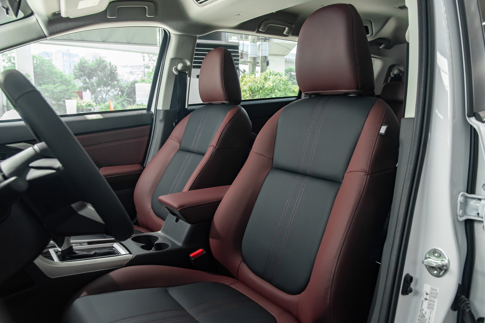 Soi kỹ từng khác biệt của Mitsubishi Xpander 2025 vừa ra mắt: Giá cao nhất 699 triệu, đã có 6 túi khí, màn hình điện tử - Ảnh 21