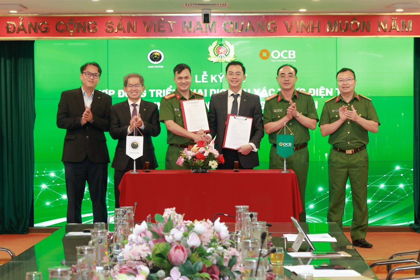 Khách hàng sử dụng tài khoản OCB dễ dàng nhận quà tặng và chính sách an sinh xã hội từ Chính Phủ ngay trên VNeID - Ảnh 2