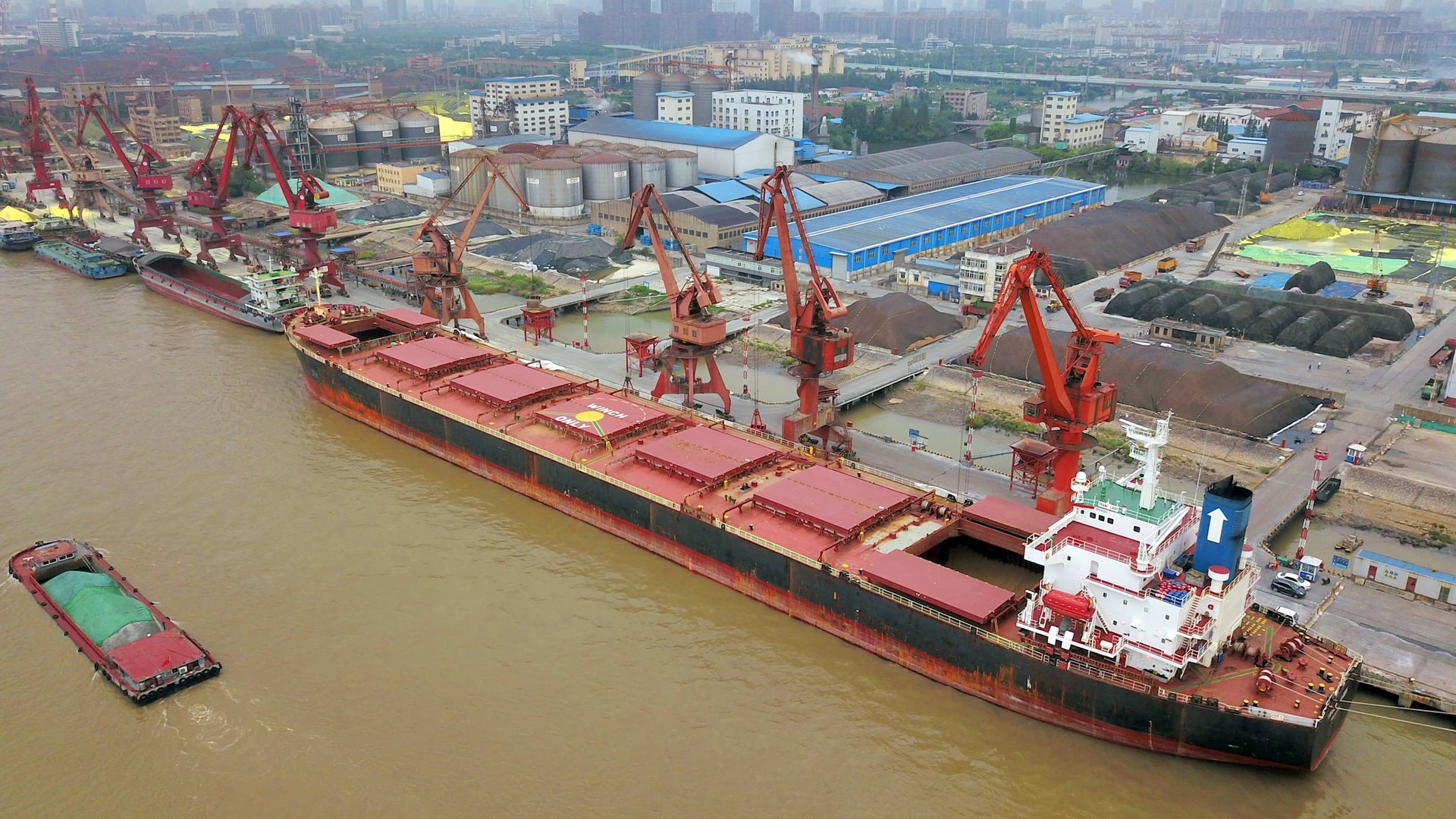 Nền kinh tế hơn 400 tỷ USD vô hiệu hóa lệnh trừng phạt của Mỹ: Bán gần 1,7 triệu thùng dầu/ngày cho khách sộp với giá cực rẻ, xả hết một nửa dầu tồn kho chỉ trong hơn tháng - Ảnh 1