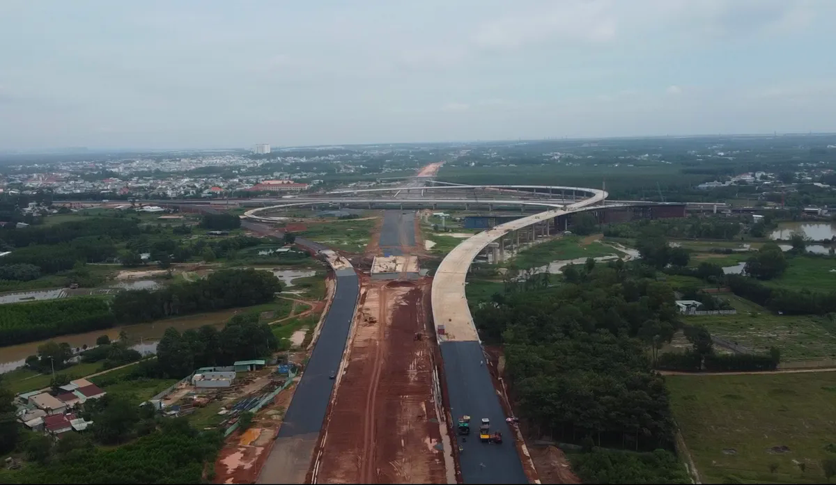Hàng ngàn công nhân thi công xuyên lễ 2/9 trên các công trình trọng điểm - Ảnh 7
