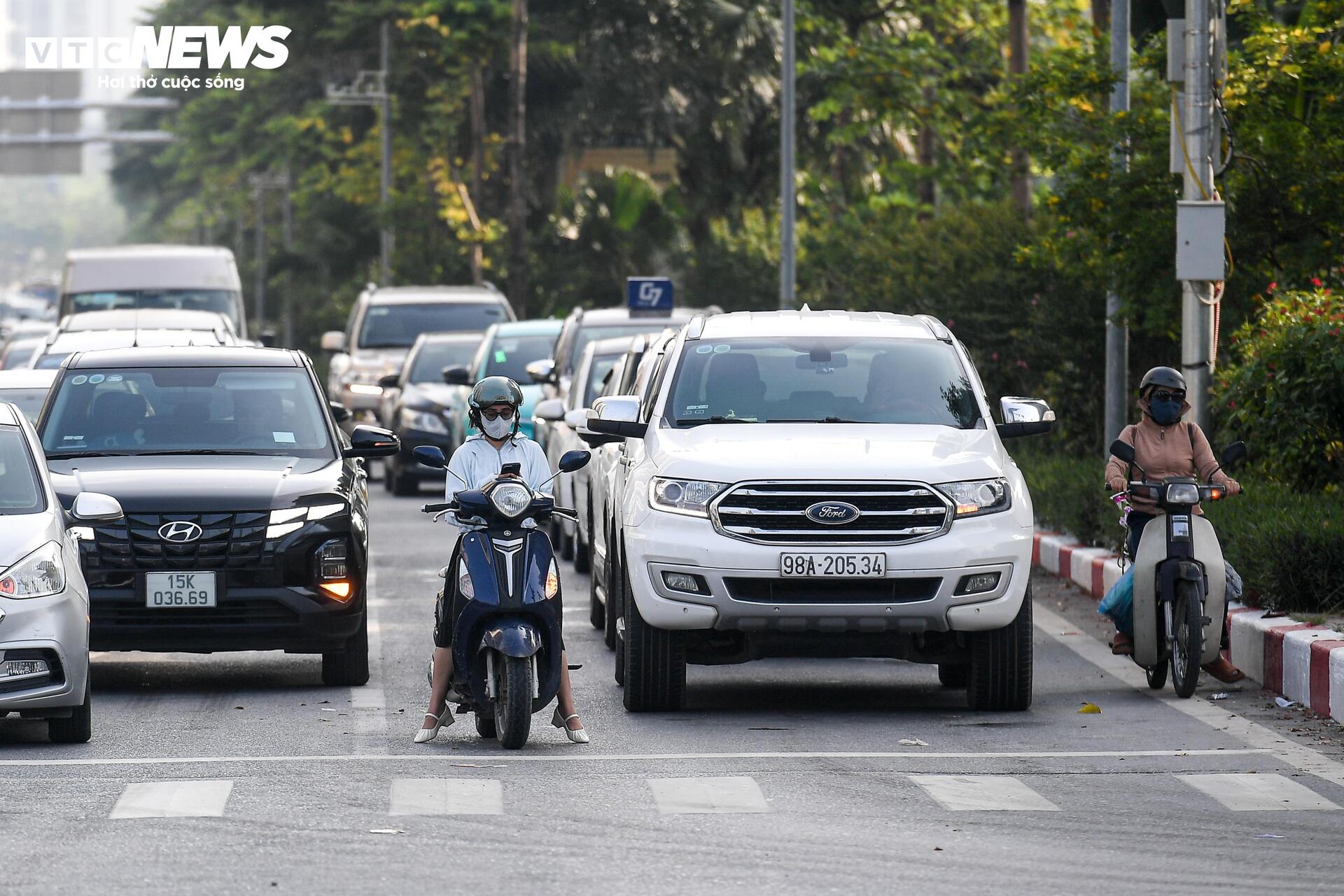 Cầu Nhật Tân thoát cảnh ùn tắc sau khi tách riêng làn ô tô và xe máy - Ảnh 12