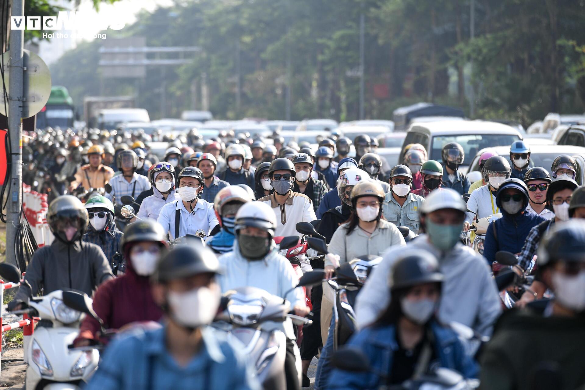 Cầu Nhật Tân thoát cảnh ùn tắc sau khi tách riêng làn ô tô và xe máy - Ảnh 11