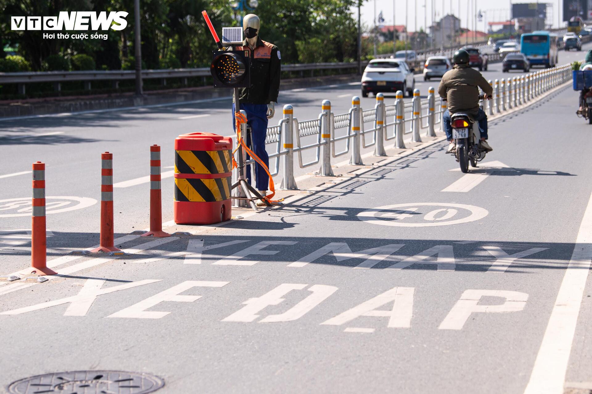 Cầu Nhật Tân thoát cảnh ùn tắc sau khi tách riêng làn ô tô và xe máy - Ảnh 2