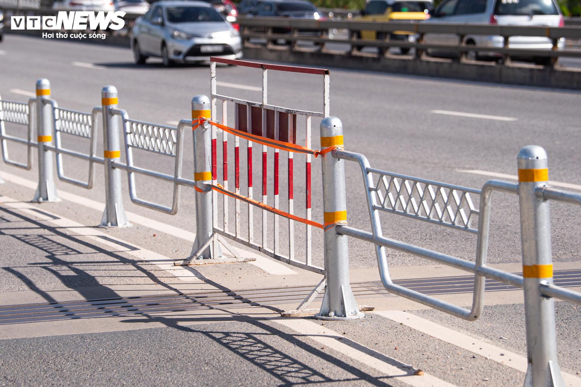 Cầu Nhật Tân thoát cảnh ùn tắc sau khi tách riêng làn ô tô và xe máy - Ảnh 8