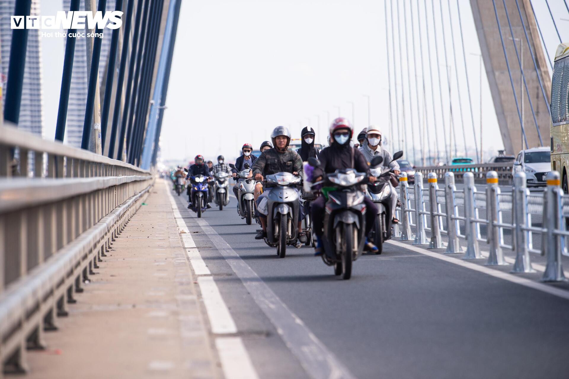 Cầu Nhật Tân thoát cảnh ùn tắc sau khi tách riêng làn ô tô và xe máy - Ảnh 5