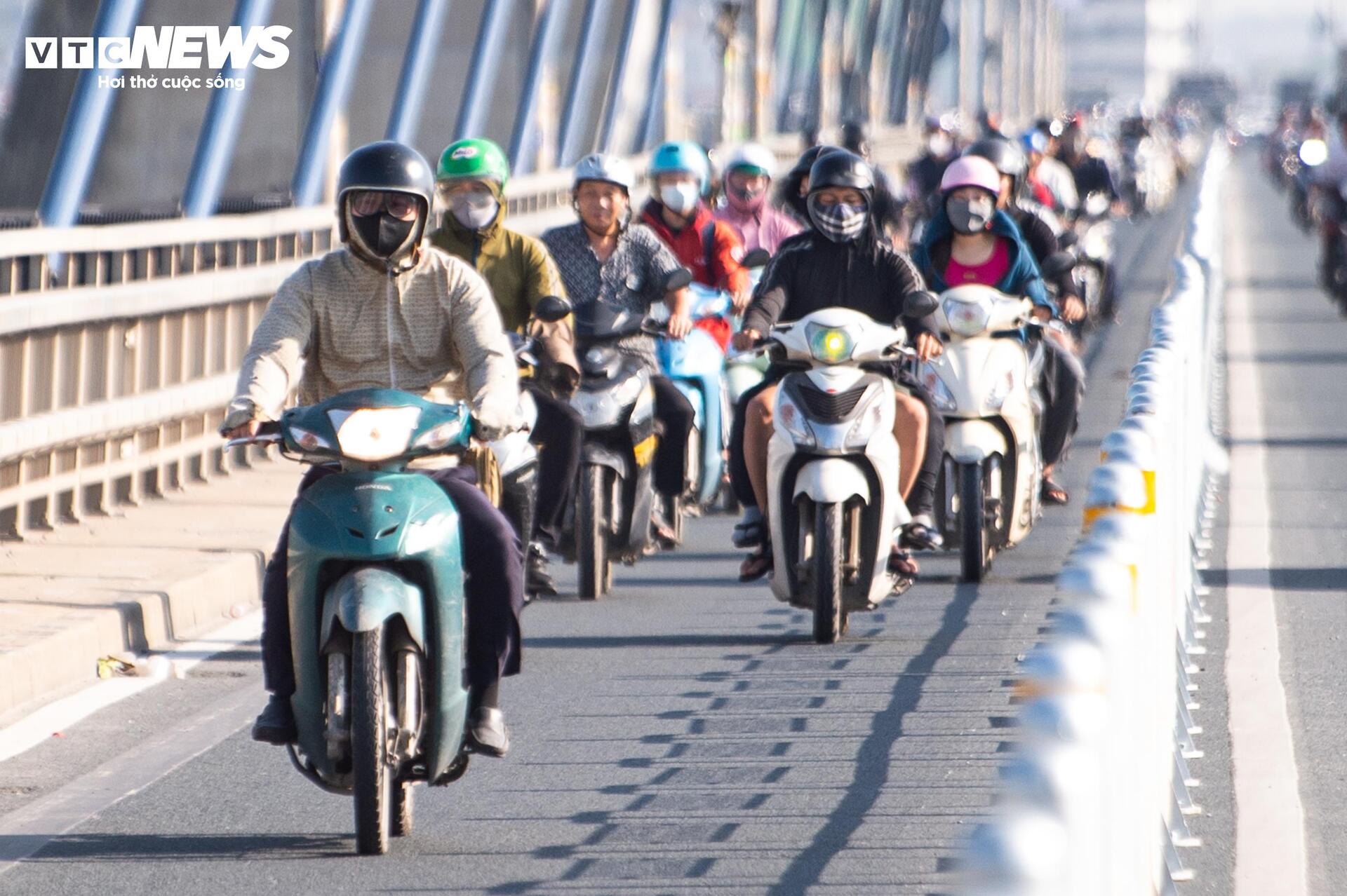 Cầu Nhật Tân thoát cảnh ùn tắc sau khi tách riêng làn ô tô và xe máy - Ảnh 4