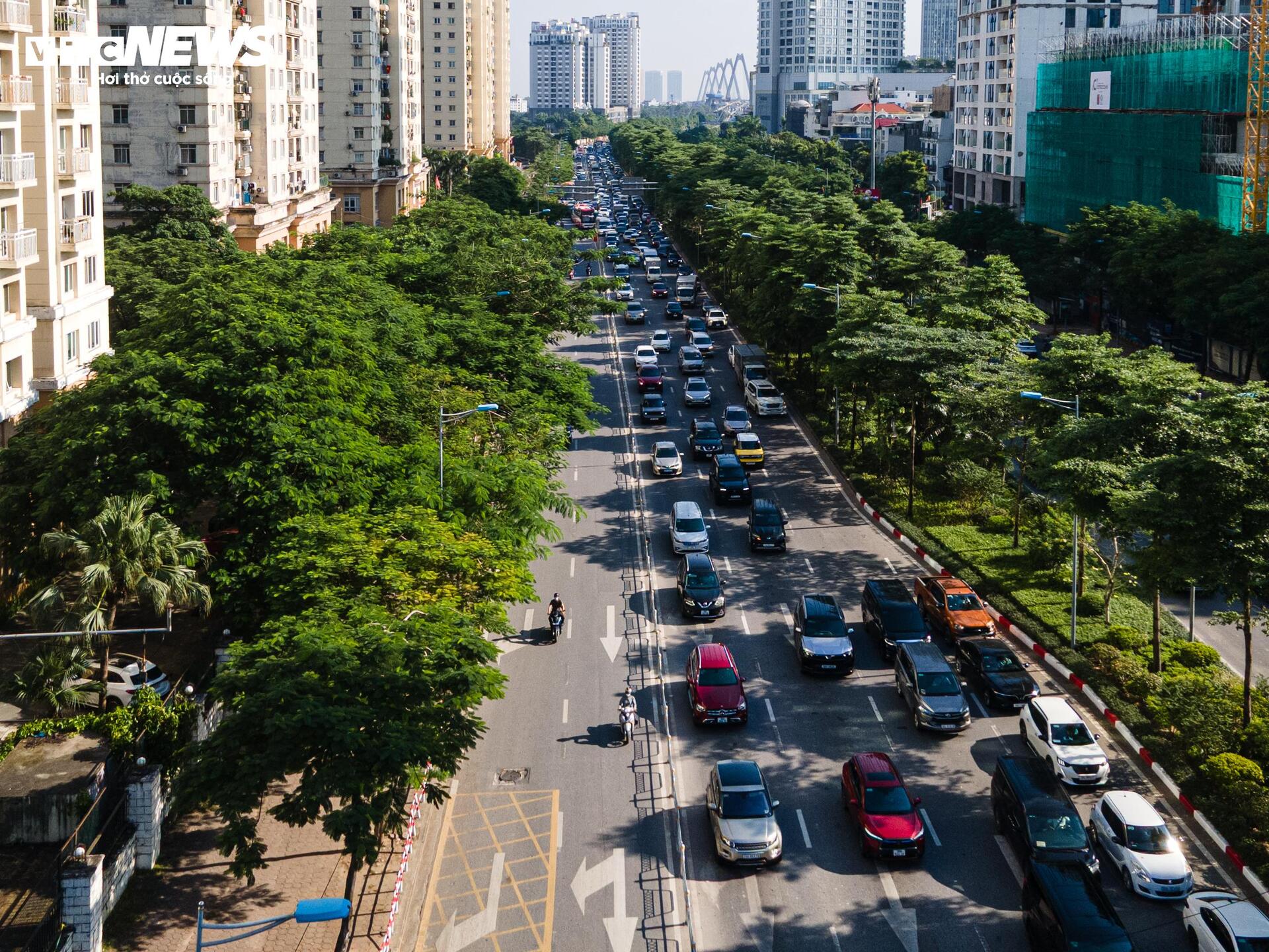 Cầu Nhật Tân thoát cảnh ùn tắc sau khi tách riêng làn ô tô và xe máy - Ảnh 9