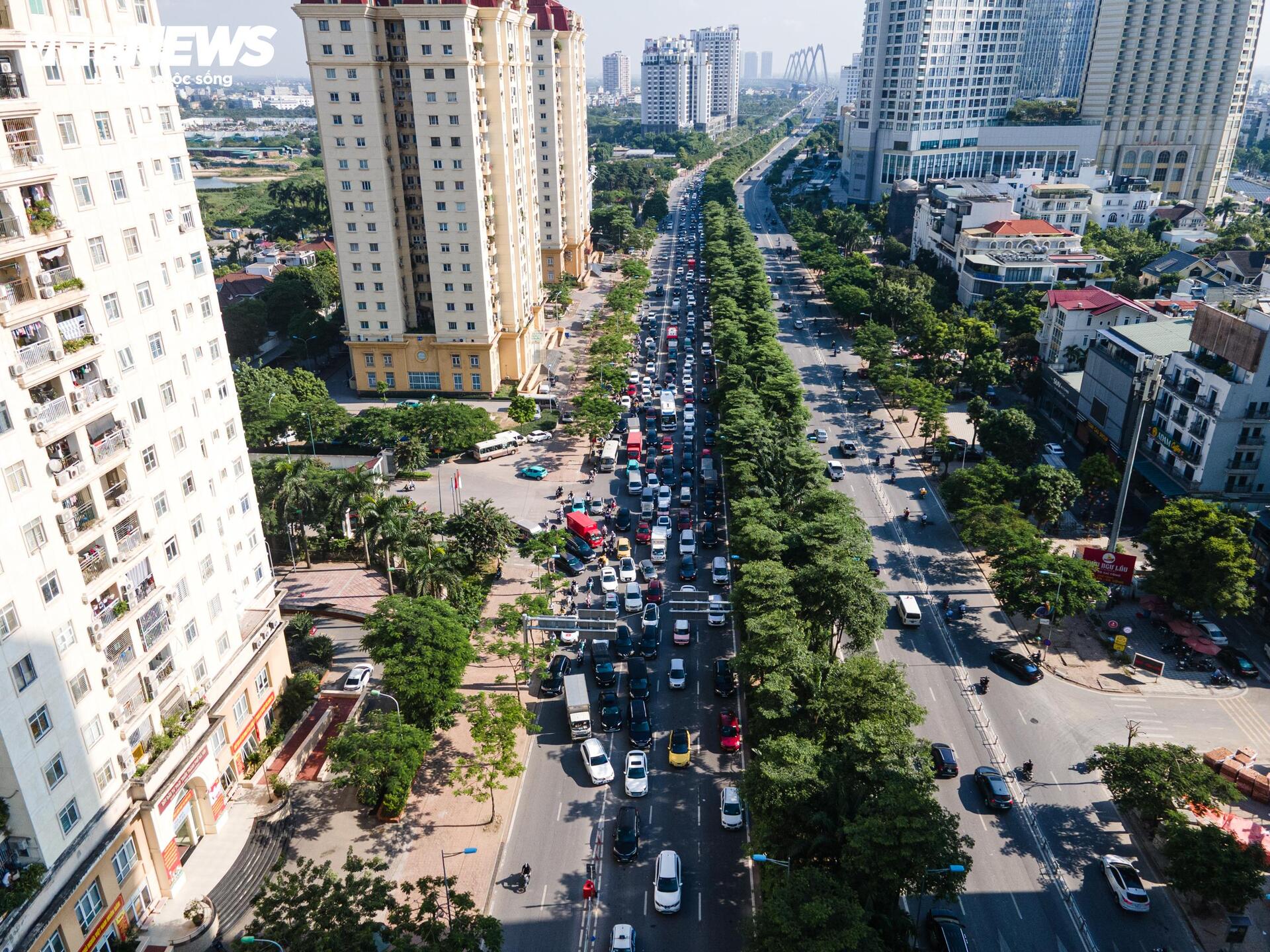 Cầu Nhật Tân thoát cảnh ùn tắc sau khi tách riêng làn ô tô và xe máy - Ảnh 10