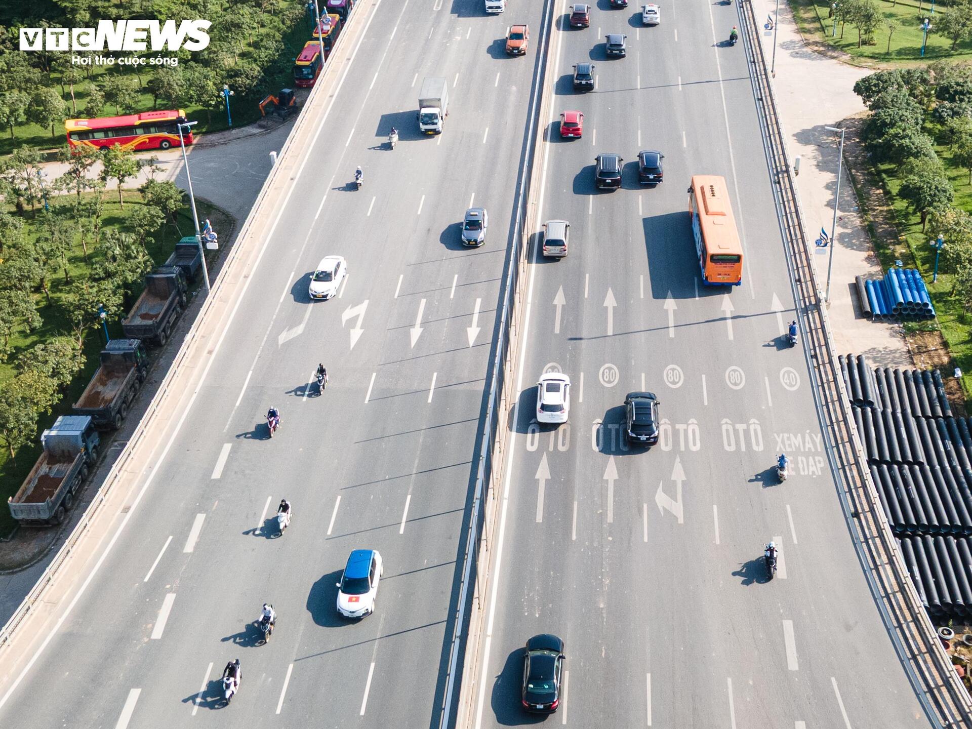 Cầu Nhật Tân thoát cảnh ùn tắc sau khi tách riêng làn ô tô và xe máy - Ảnh 3