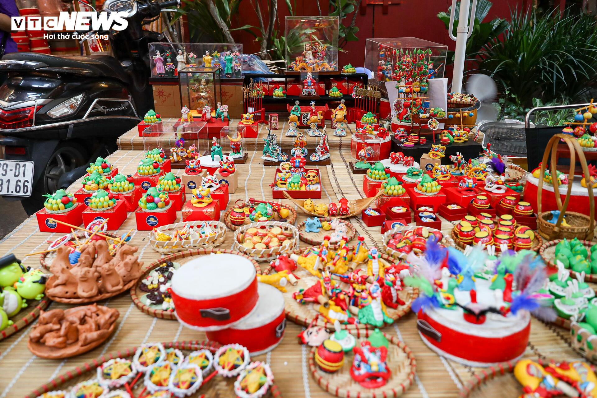 Đồ chơi trung thu thất truyền giá bạc triệu hút khách - Ảnh 1