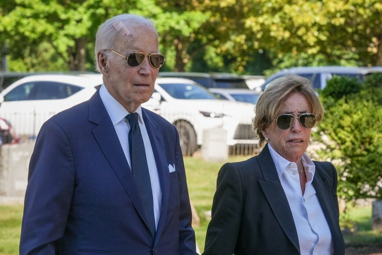 Đang điều trị ung thư tuyến tiền liệt, ông Joe Biden phẫu thuật ung thư da - Ảnh 1
