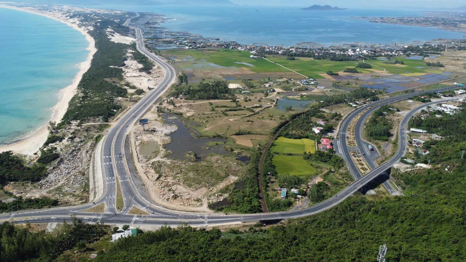 Khánh Hòa mới: “Cực tăng trưởng biển đảo” cần bệ phóng nhân lực và nhà đầu tư lớn - Ảnh 2