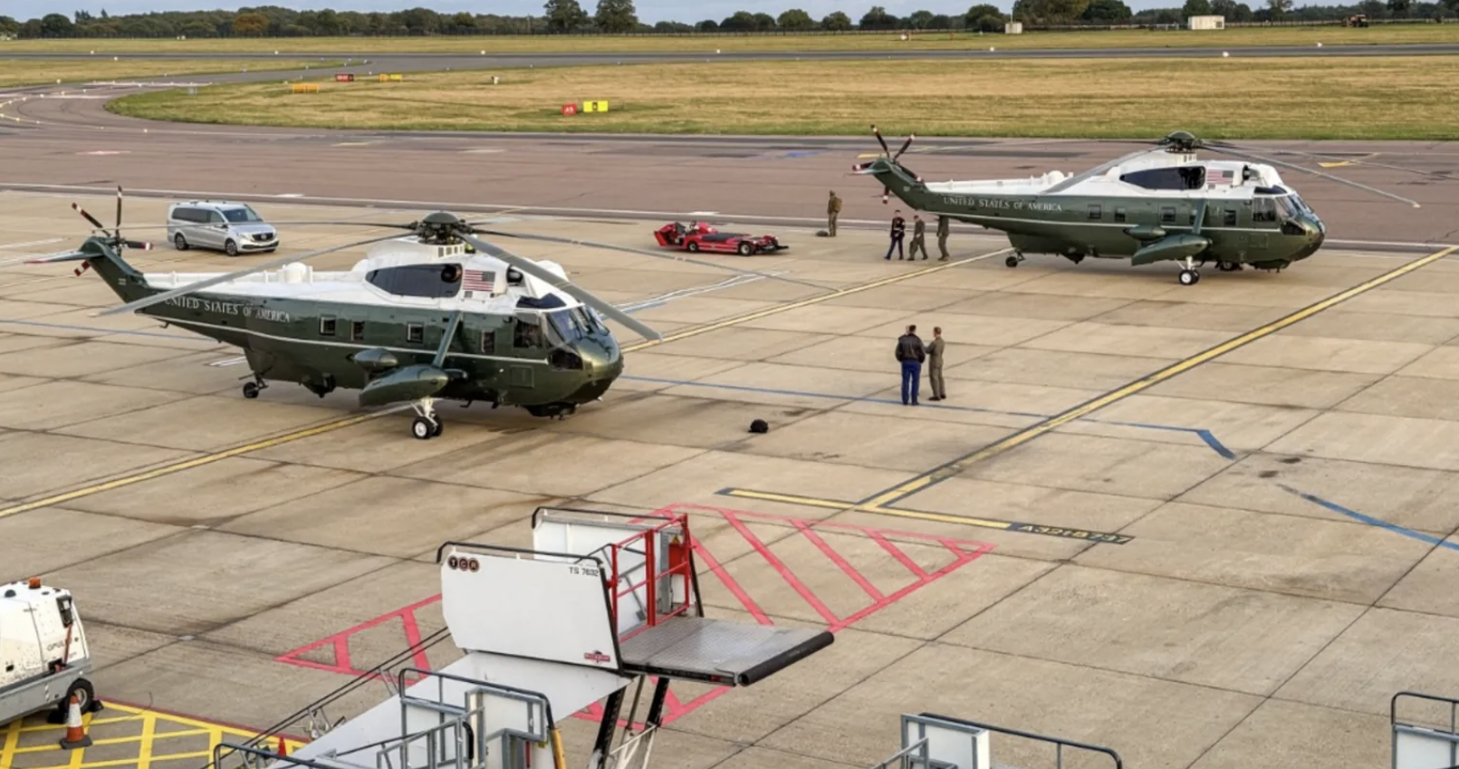 Trực thăng chở Tổng thống Donald Trump hạ cánh khẩn cấp ở Anh - Ảnh 1