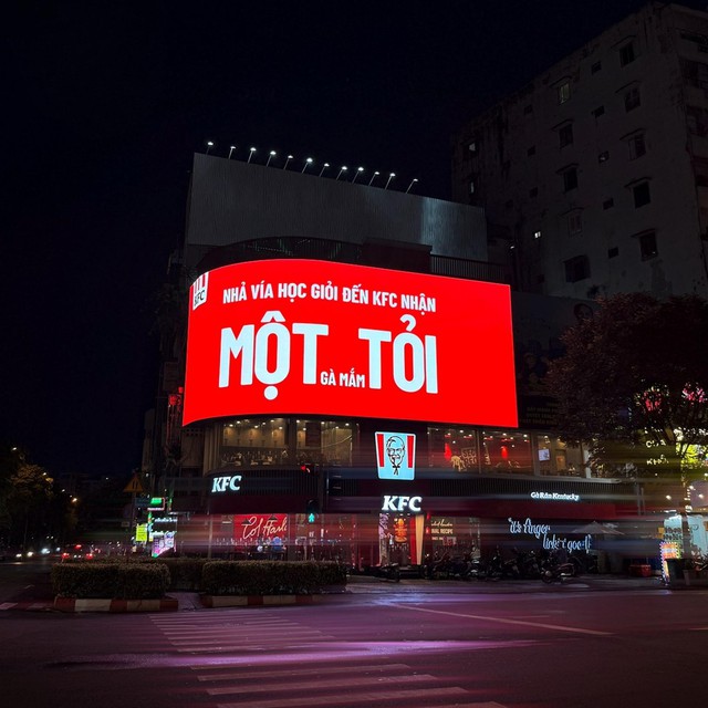 Quảng cáo ngoài trời thế hệ mới: Khi “nhiều chữ” trở thành ngôn ngữ của thương hiệu - Ảnh 3