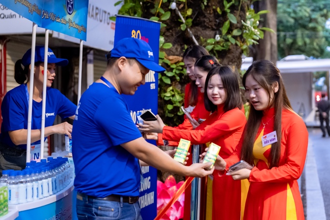 Vinamilk cùng Việt Nam rực rỡ trong ngày hội non sông - Ảnh 4