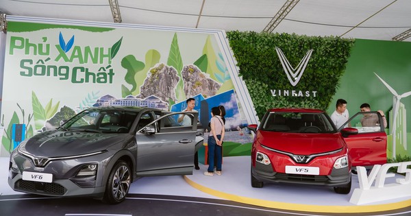 Chủ xe lời gấp đôi khi mua VF 5 lại trúng thêm VF 6