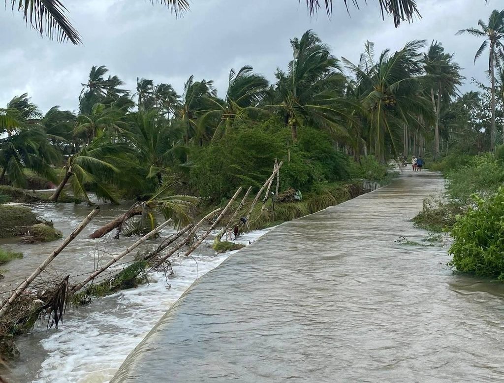 Cảnh tượng đổ nát ở Philippines sau bão Bualoi: Ít nhất 4 người chết, hàng chục nghìn dân phải sơ tán - Ảnh 3