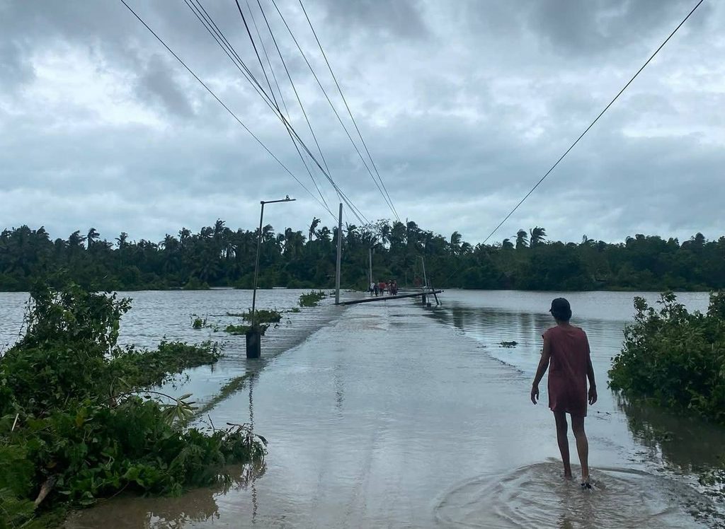 Cảnh tượng đổ nát ở Philippines sau bão Bualoi: Ít nhất 4 người chết, hàng chục nghìn dân phải sơ tán - Ảnh 4