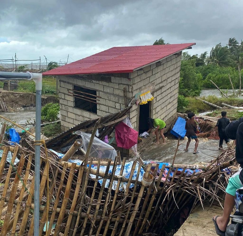 Cảnh tượng đổ nát ở Philippines sau bão Bualoi: Ít nhất 4 người chết, hàng chục nghìn dân phải sơ tán - Ảnh 5