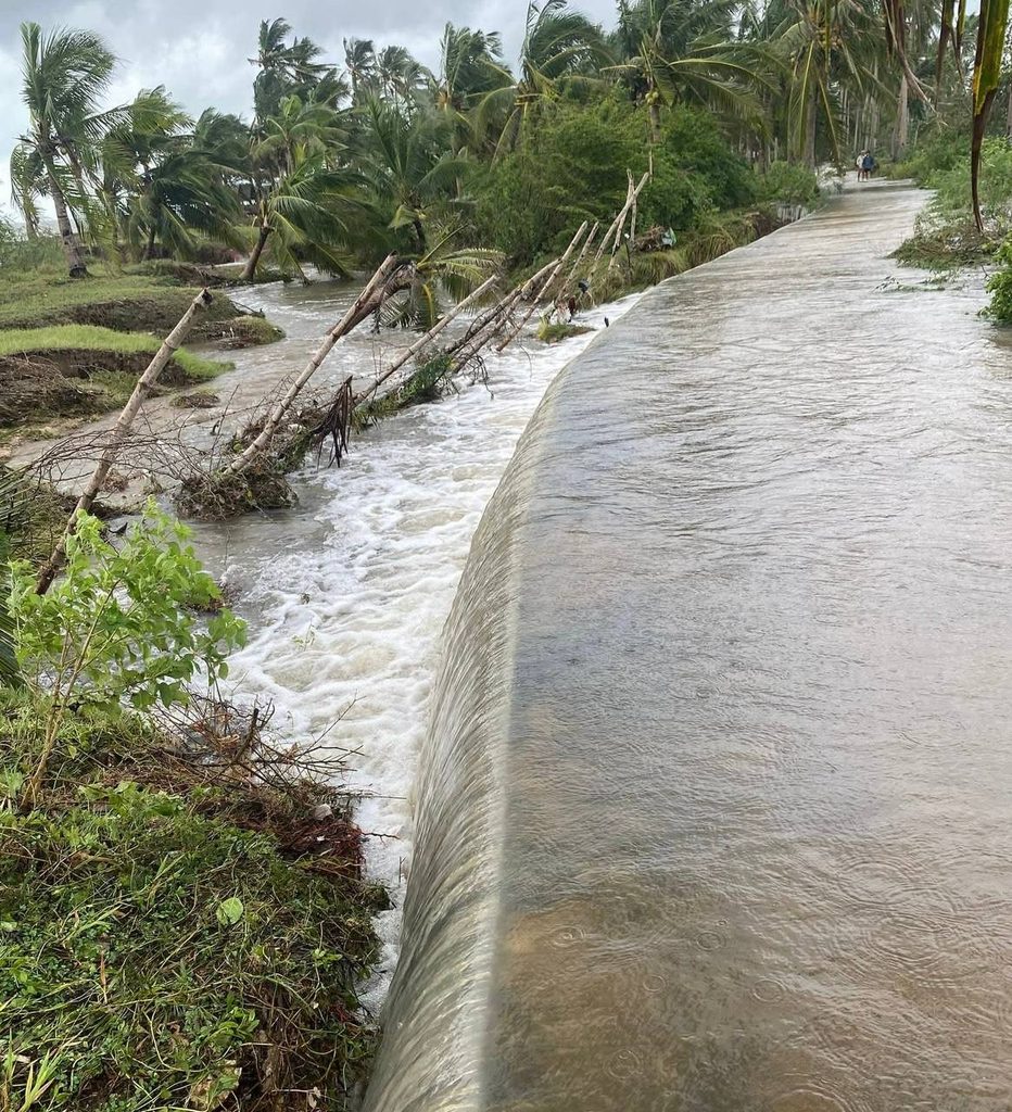Cảnh tượng đổ nát ở Philippines sau bão Bualoi: Ít nhất 4 người chết, hàng chục nghìn dân phải sơ tán - Ảnh 6