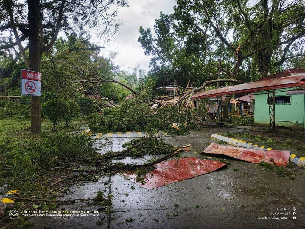 Cảnh tượng đổ nát ở Philippines sau bão Bualoi: Ít nhất 4 người chết, hàng chục nghìn dân phải sơ tán - Ảnh 1