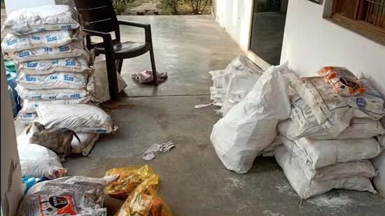 Đột kích một nhà máy, công an triệt phá đường dây sản xuất và tiêu thụ muối giả quy mô khủng, tịch thu hàng nghìn kg sản phẩm kém chất lượng - Ảnh 1