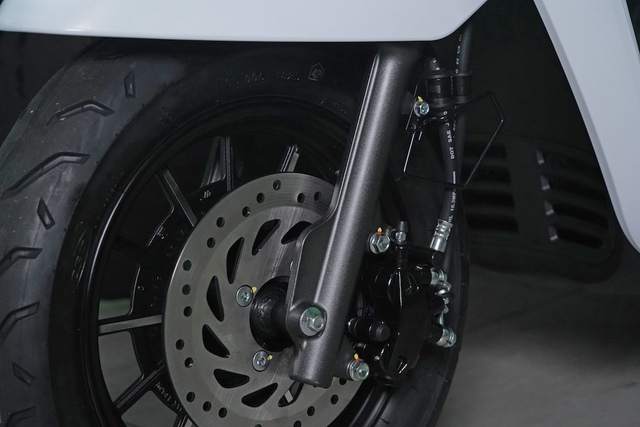 Xe máy điện 'chất' như Vespa: Đi 105 km/lần sạc, có thể lắp đến 2 pin, giá 43 triệu đồng - Ảnh 5