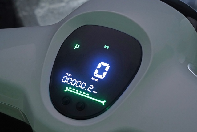 Xe máy điện 'chất' như Vespa: Đi 105 km/lần sạc, có thể lắp đến 2 pin, giá 43 triệu đồng - Ảnh 8